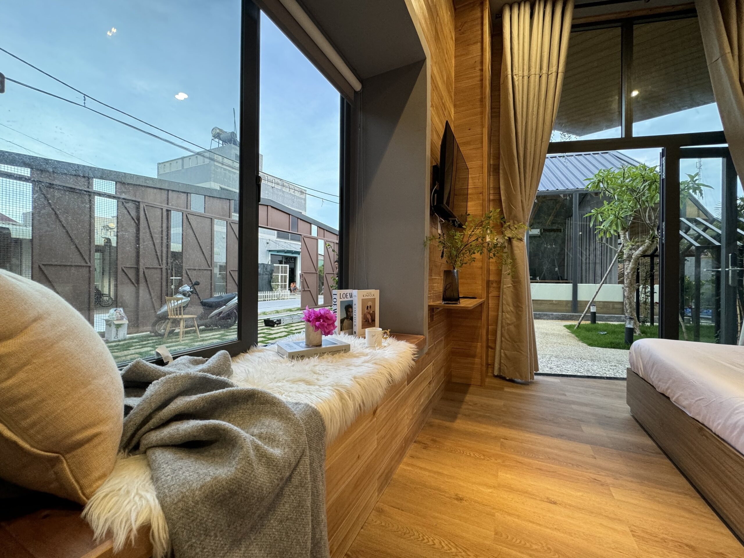 review khách sạn Hồ Tràm