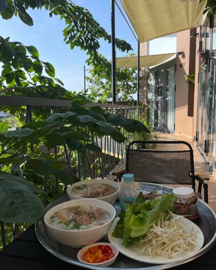 nên ở khách sạn hay homestay Hồ Tràm