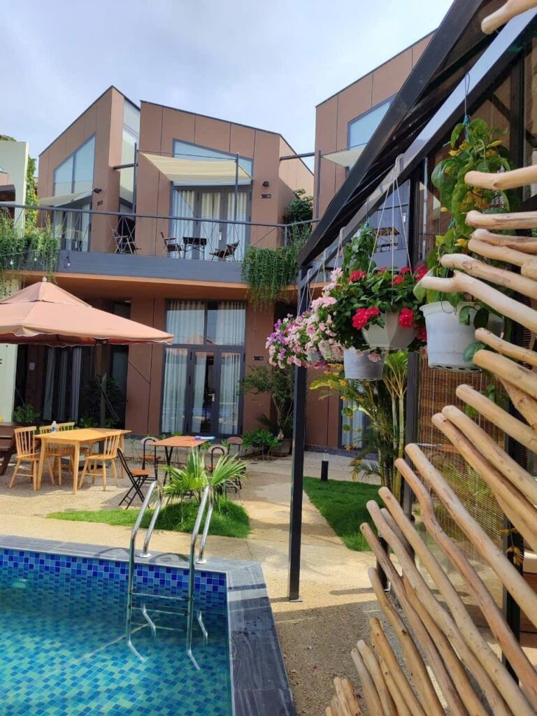 nên ở khách sạn hay homestay Hồ Tràm