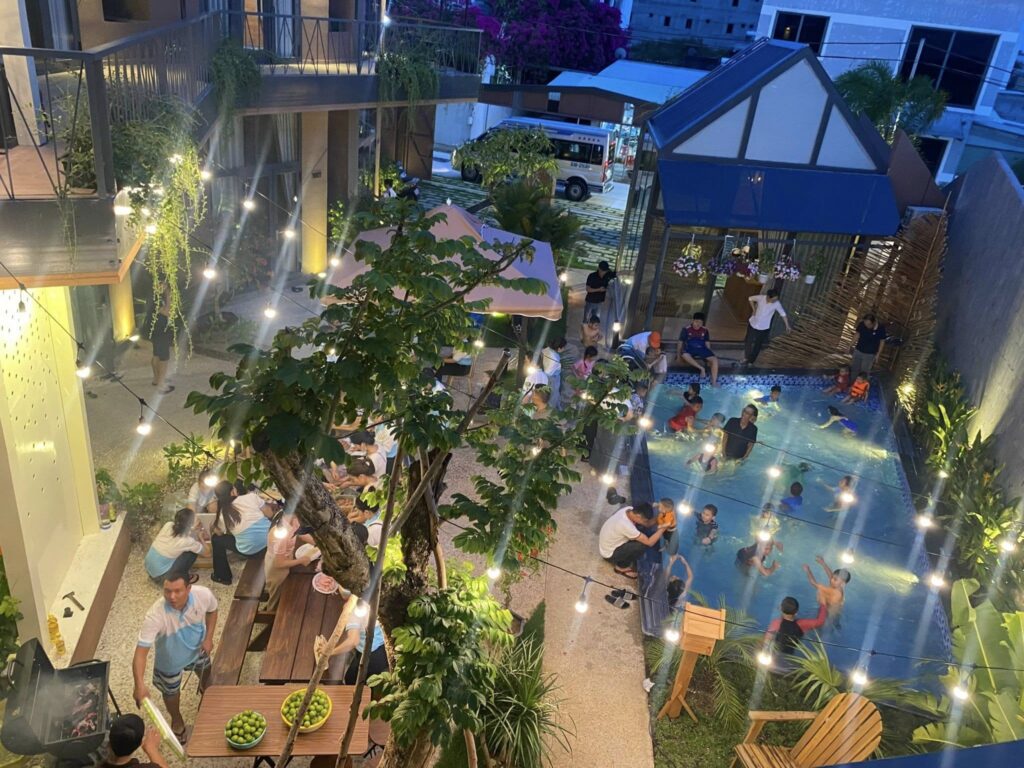 nên ở khách sạn hay homestay Hồ Tràm