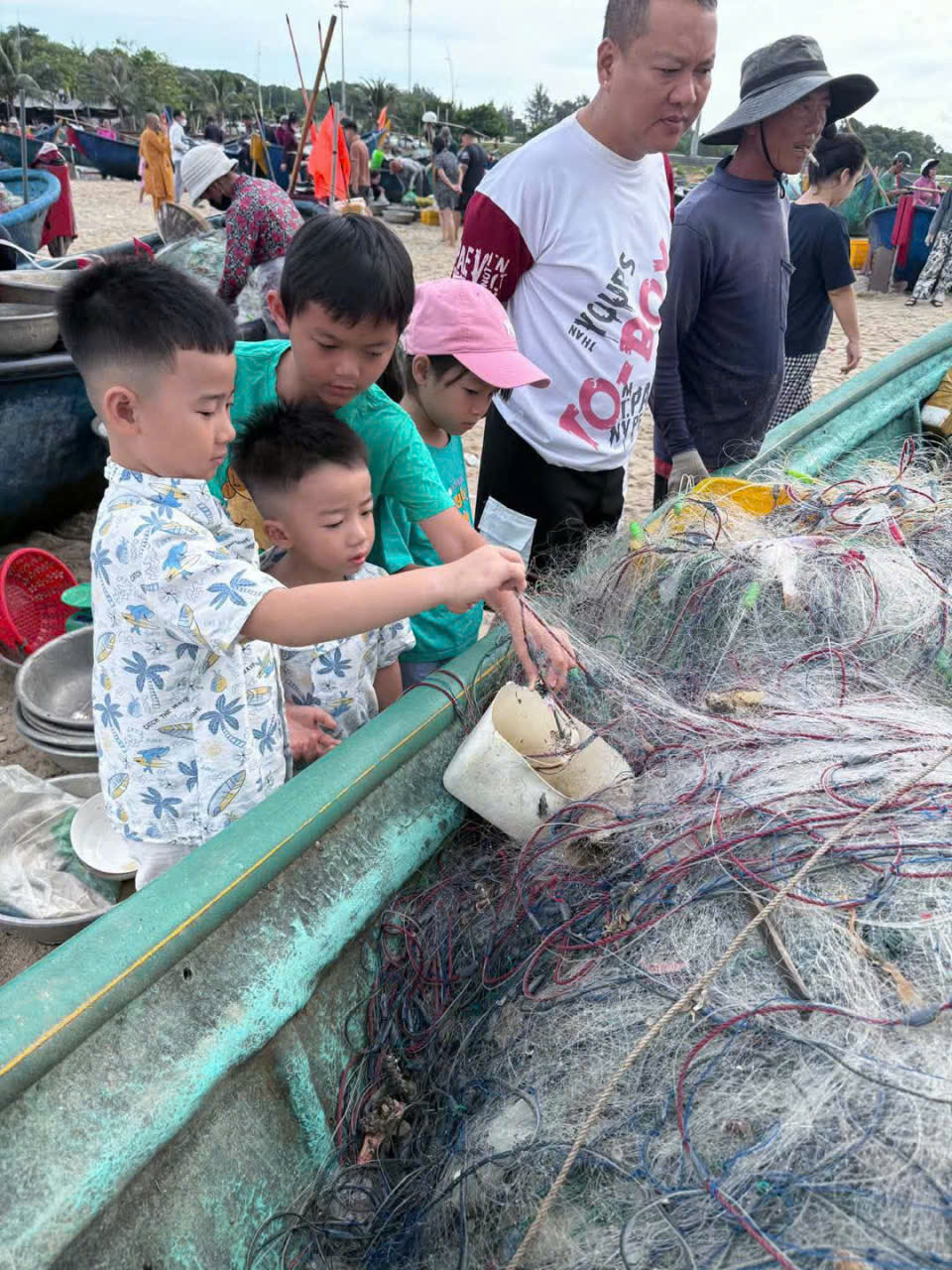 Gia đình tìm hiểu thuyền và lưới đánh bắt của ngư dân tại Hồ Tràm